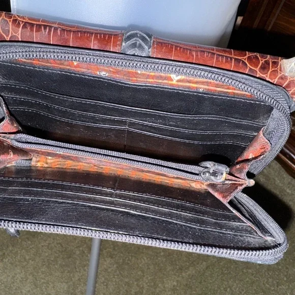 Elegant Black and Brown Leather Shoulder Bag - Picture 4 of 8